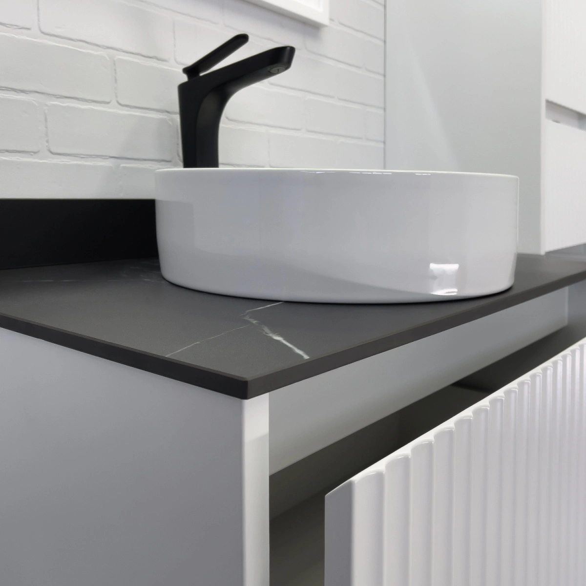 Тумба подвесная Comforty Марсель-75 белая матовая со столешницей под черный мрамор c раковиной Comforty 9110 от магазина Vanna-Vanna.ru!