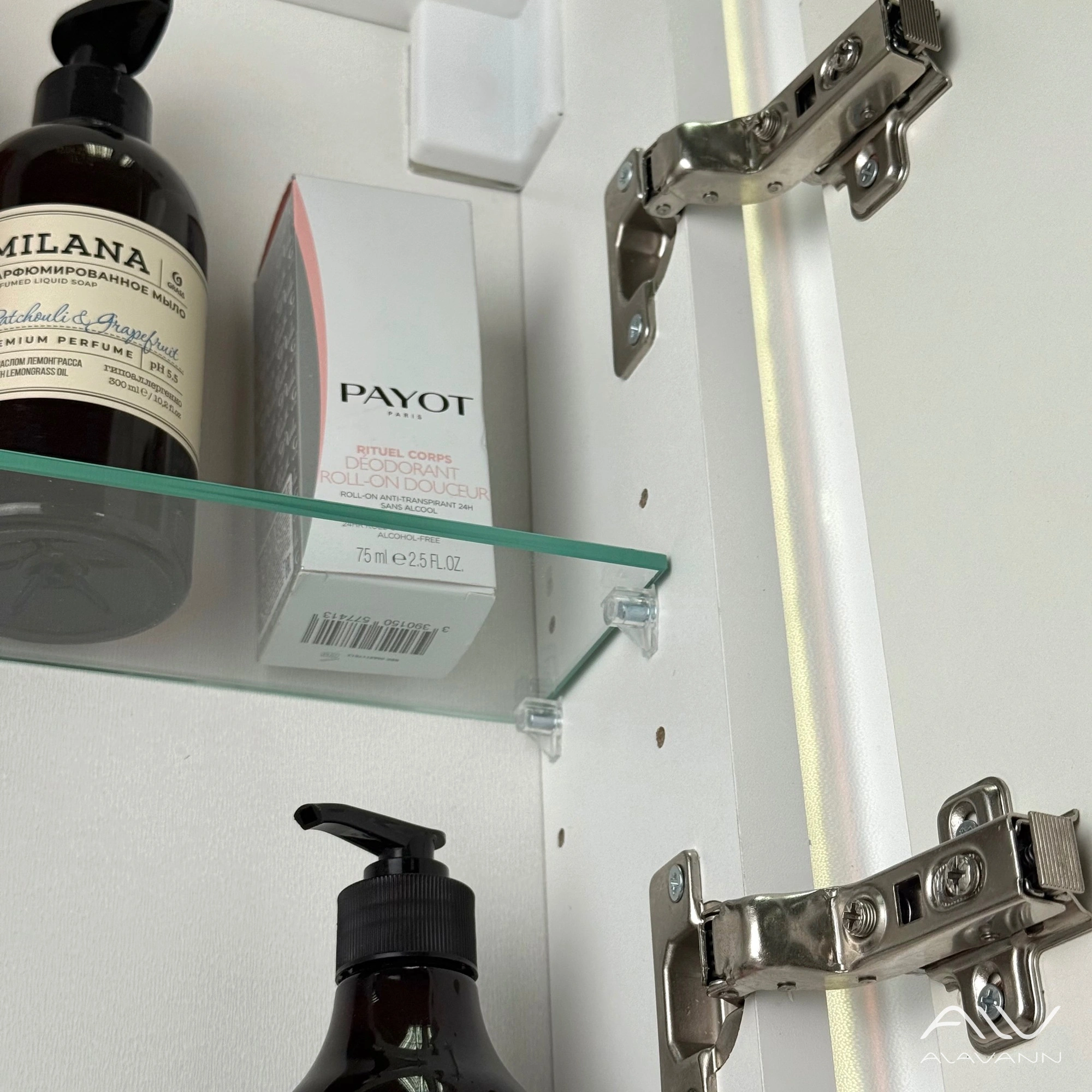 Шкаф зеркальный Alavann "Cosmetic Light 80" антизапотеватель, часы от магазина Vanna-Vanna.ru!
