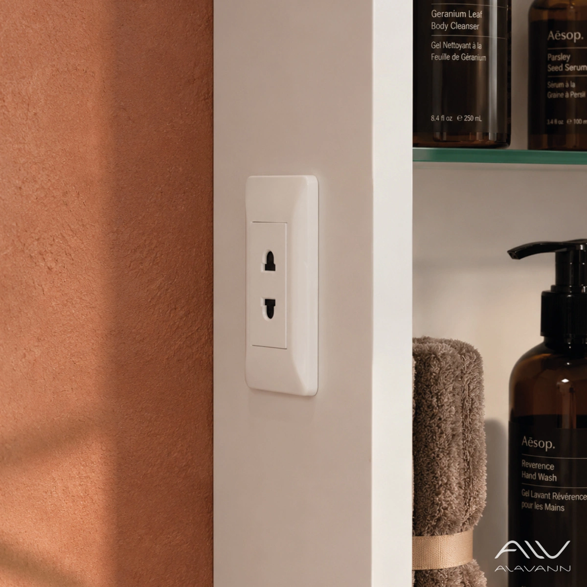 Зеркало-шкаф Alavann Rado Vizazh 60x60 с подсветкой, сенсорное, белый от магазина Vanna-Vanna.ru!