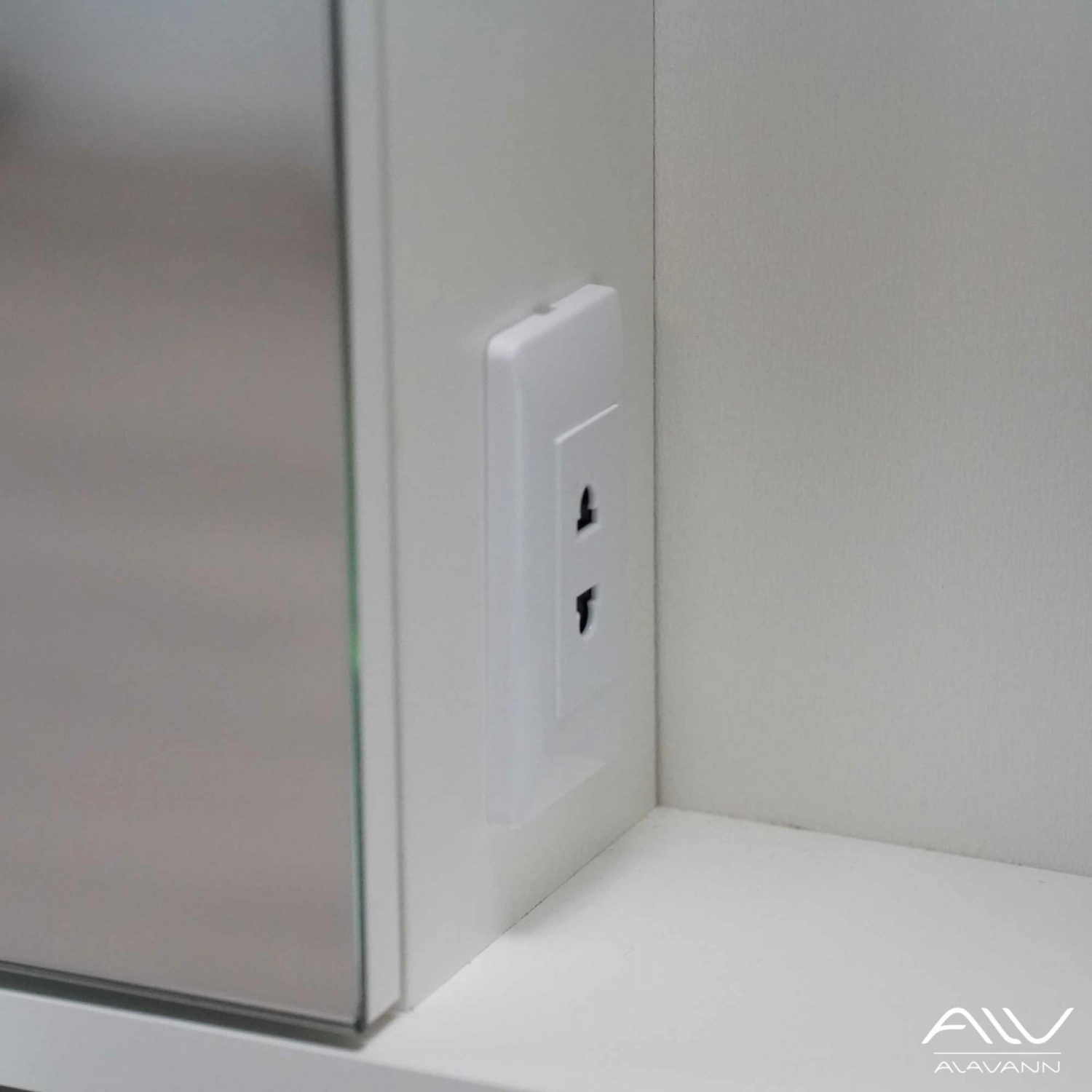 Зеркало-шкаф Alavann Cosmetic Light 80 свет, приближение, сенсор, перевертыш от магазина Vanna-Vanna.ru!