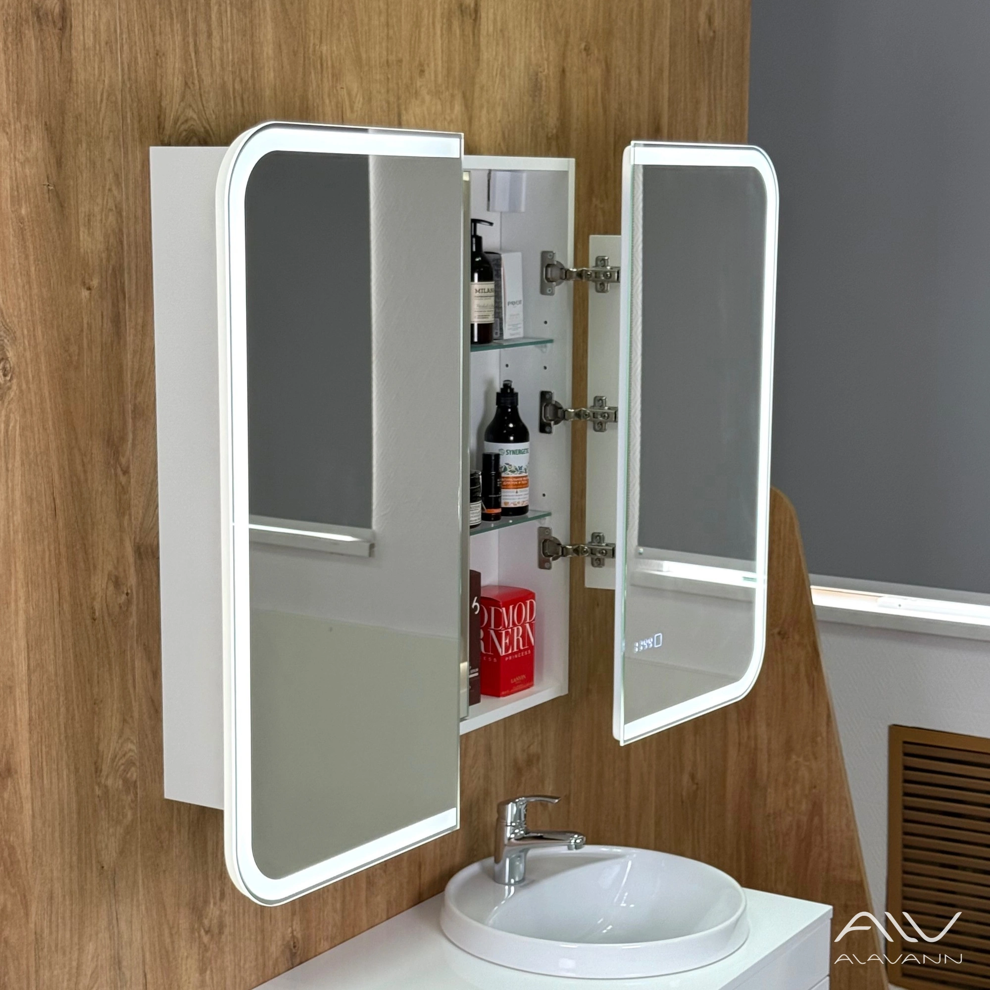 Шкаф зеркальный Alavann "Cosmetic Light 80" антизапотеватель, часы от магазина Vanna-Vanna.ru!