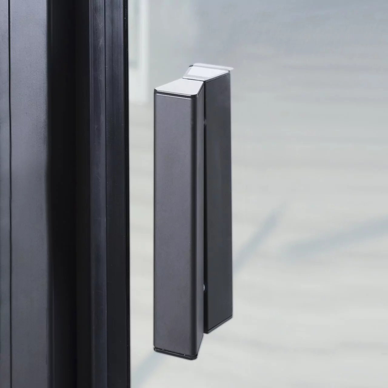 Душевая дверь WasserKraft Elbe 74P04 90 в нишу, распашная, прозрачное стекло, черный от магазина Vanna-Vanna.ru!