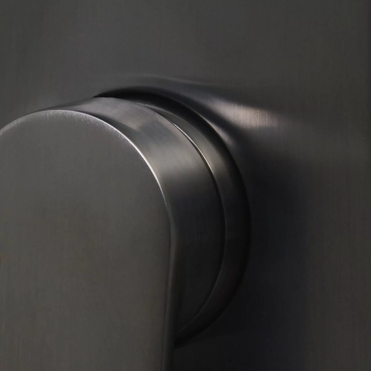 Подключение шланга Wasserkraft A186 оружейная сталь