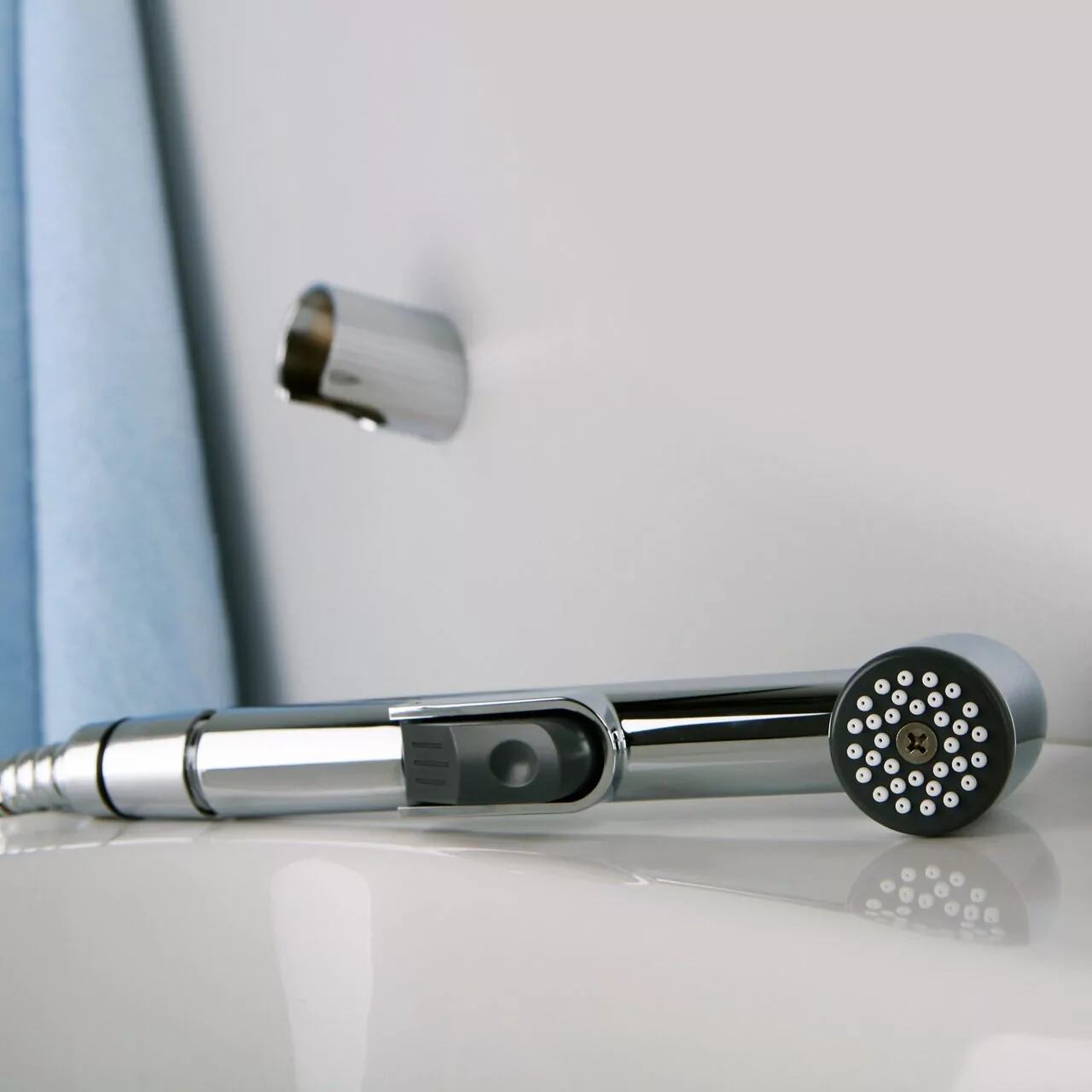 Смеситель с гигиеническим душем для раковины WasserKraft Main 4108 хром