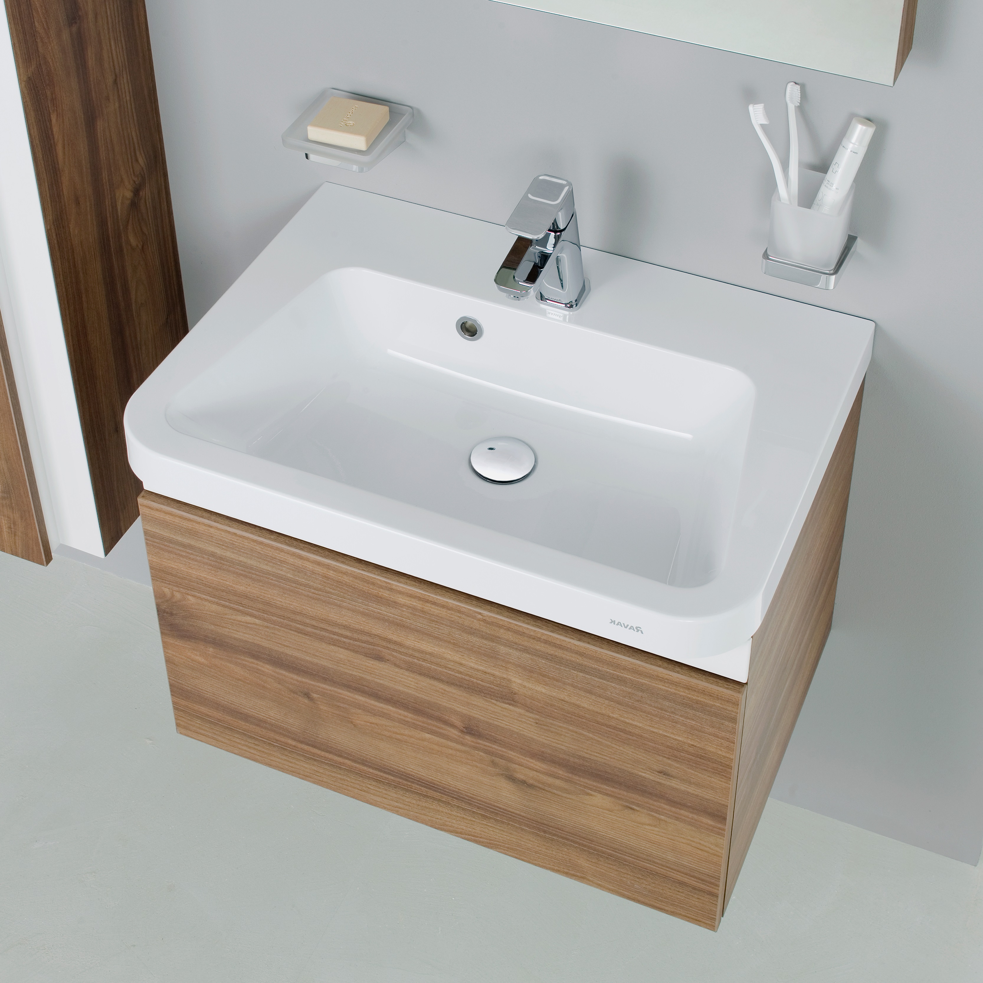 С прямоугольной раковиной