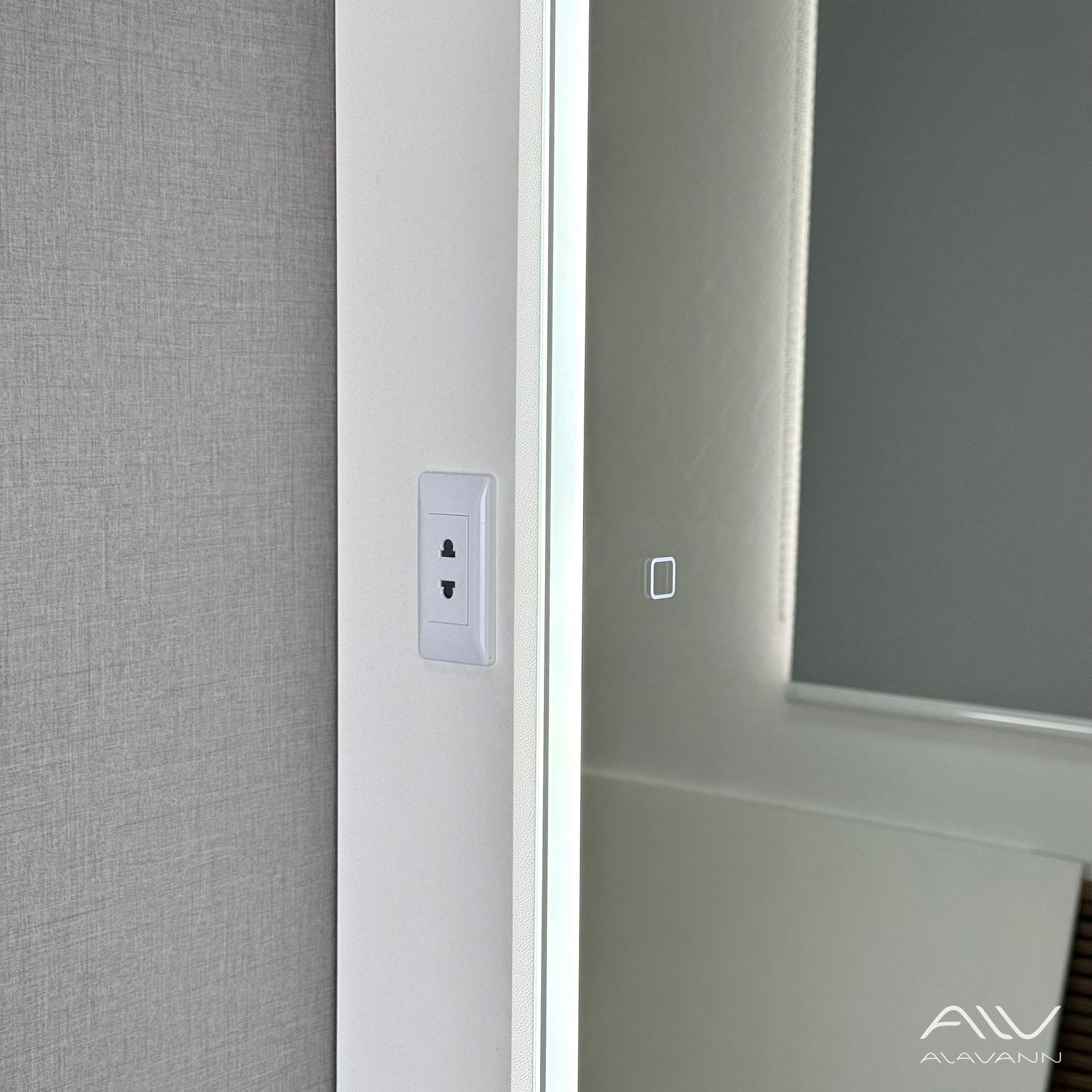 Зеркало-шкаф Alavann Cosmetic Light 70 свет, приближение, сенсор, перевертыш